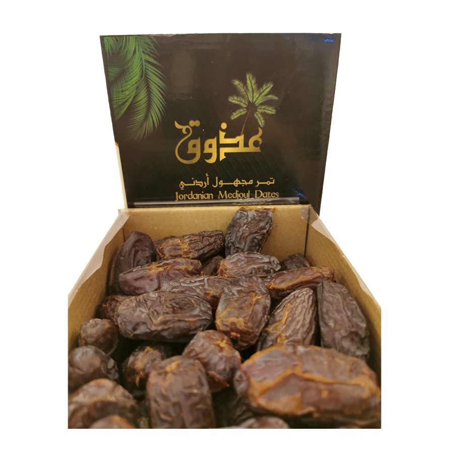 Geöffnete Box mit Medjool Datteln aus Jordanien – Fruchtpräsentation
