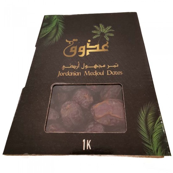 Boîte de dattes Medjool de Jordanie entourée d’éléments naturels décoratifs
