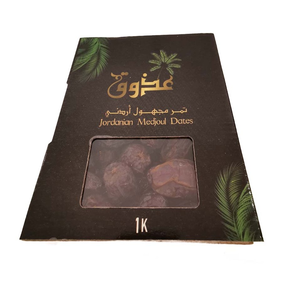 Boîte de dattes Medjool de Jordanie entourée d’éléments naturels décoratifs