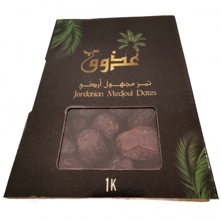 Medjool Dattelbox aus Jordanien umgeben von natürlichen Dekoelementen Medjool Dattelbox aus Jordanien umgeben von natürlichen Dekoelementen