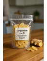 Sachet de gingembre confit posé dans une cuisine moderne, label minimaliste, ambiance authentique