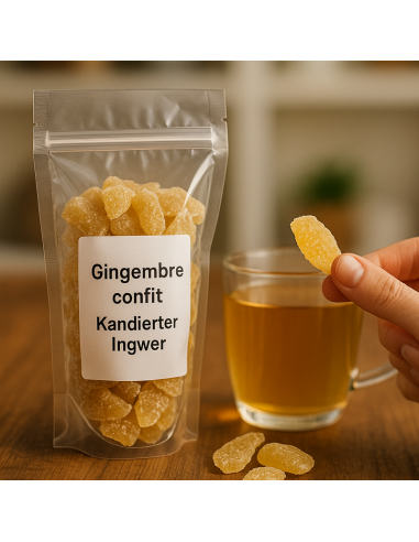 Gingembre confit prêt à consommer, avec main en arrière-plan, image naturelle et gourmande