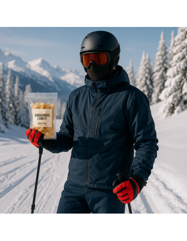 Sachet de gingembre confit aux côtés d’un skieur habillé, ambiance hiver et tonique
