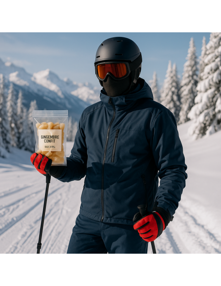 Sachet de gingembre confit aux côtés d’un skieur habillé, ambiance hiver et tonique